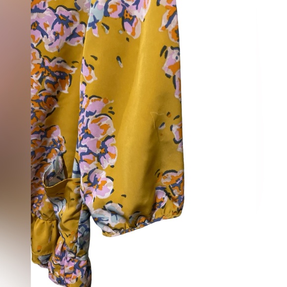 Logo instant chic size large blouse EUC - Picture 2 of 10